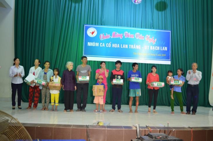 Hội Bảo trợ người nghèo tỉnh Tây Ninh  tặng quà cho người nghèo huyện Tân Châu.
